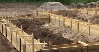 Ленточный фундамент с цоколем в Киселевске - от 15660 руб.